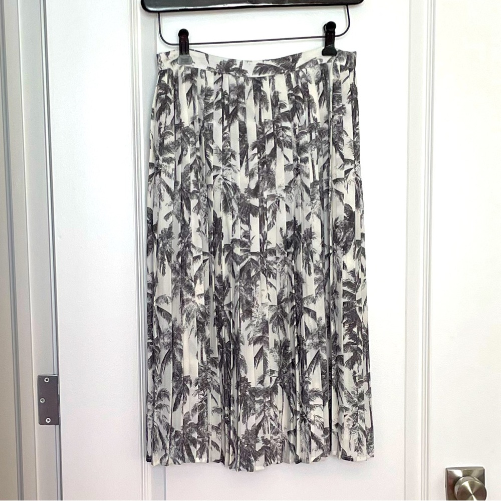 Dynamite Palm Tree Print Pleated Skirt